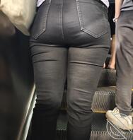 少妇的黑色紧身牛仔裤0