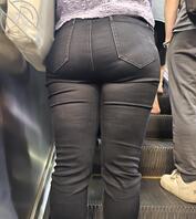少妇的黑色紧身牛仔裤1