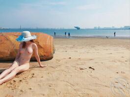 就喜欢把逼露出来---身材很棒的美女，海边赶海人前露出，人前，人前1