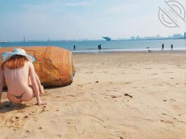 就喜欢把逼露出来---身材很棒的美女，海边赶海人前露出，人前，人前2