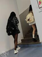 【偷拍】教学楼里女大的骚透黑丝和光腿神器，医学生的腿这么骚吗