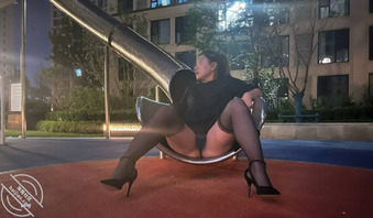 小区野生少妇露出 屁股够大0