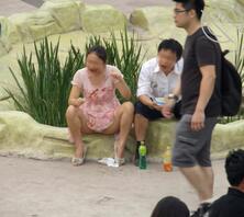 偷拍豪放女在广场跟男友吃串串居然大腿张开开露内裤2