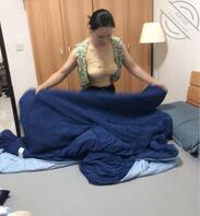 趁妈妈收拾房间抓拍了一张