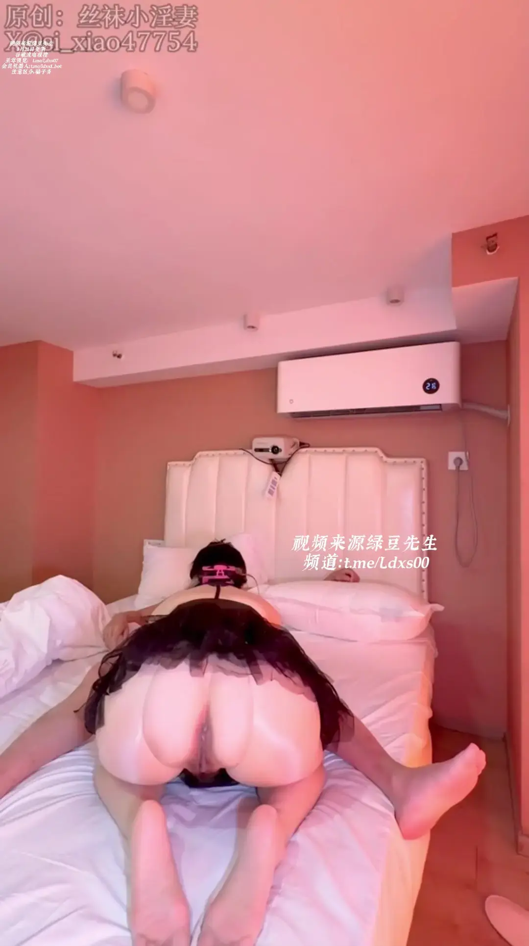 喜欢穿丝袜的淫妻 剧情演绎《帮老师服务的巨乳学生》极品淫妻穿着油亮丝袜帮老师口交