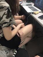 【偷拍】在上课时偷拍女大学生，超短裤和大白腿看得我很硬