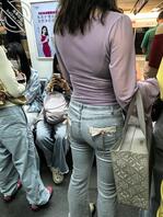地铁上碰到一个紧身牛仔裤大胸骚货1