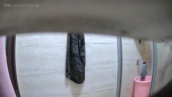 偷拍妈妈洗澡
