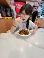 终于摸到表妹的逼了 人小只但是屁股大0