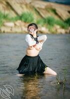 白虎少女穿着水手服在溪里湿身露出1