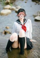 白虎少女穿着水手服在溪里湿身露出2