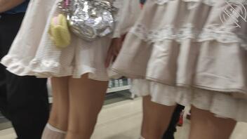 抄底美少女，裙下风光最刺激了