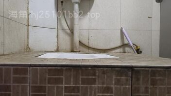 固定相机厕拍美女尿尿