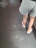 一些这段时间的街拍照，都是些漂亮的小姐姐美腿骚鞋骚袜