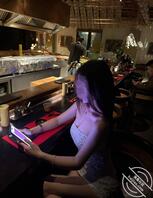 （原创）斥巨资帮兄弟们揭秘空姐名媛私底下的骚逼德行！按在沙发上操到求饶！