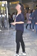 穿透视紧身裤出去调教溜一圈裤子湿透了，1