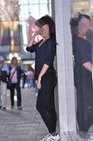 穿透视紧身裤出去调教溜一圈裤子湿透了，2