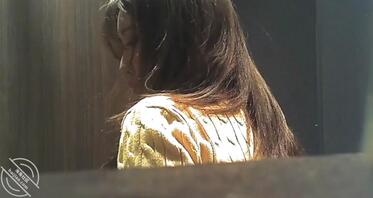 厕拍女发小尿急，脱下裤子坐马桶上嘘嘘1