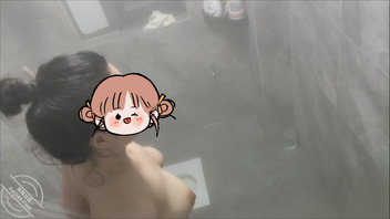 偷拍豪乳姐姐洗澡（1）1