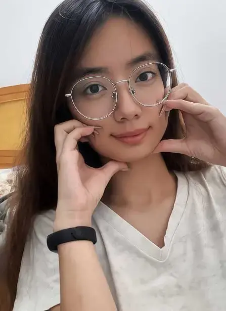 广东揭阳出镜的童颜巨乳眼镜妹，私拍自慰视频被男友整套放出！她外表看着文静可爱，胸部却又白又沉，玩的时候也特别放得开。视频里她直接把粉色碎花衫往上掀，坐在地上冲着镜头比耶吐舌，那对晃动的奶子晃得人眼花。