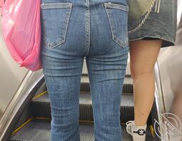 女大学生紧身牛仔裤0