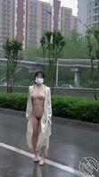 就喜欢把逼露出来---雨天街道边，小姐姐大胆解衣服玩露出1
