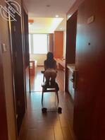 就喜欢把逼露出来---酒店走廊全裸蒙眼行走，这要是背后出现人，插进去..0