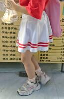 偷拍女大学生的极品美腿，这样穿着短裙的女大学生你们喜欢吗？2