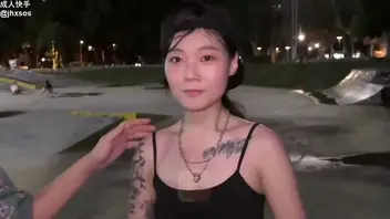 街头随机搭讪滑板场长腿正妹完美的性爱体验，在床上各种姿势把又白腿又长的御姐操的淫叫连连 女主长相清纯反差 身上的纹身算是点睛之笔 奶子虽然不是很大但一只手刚好握住 打桩乳摇十分诱人0