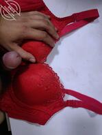 撕掉表姐的红色大奶罩0