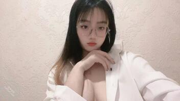 最会玩的反差眼镜妹