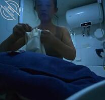 农村骚逼熟女丈母娘洗澡还闻自己裤衩，太骚了1