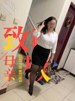 我的丝袜妈妈-与我妈的第一次接触（文长）