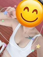 胸口纹身的老婆，口活不错，分享被后入的一些1