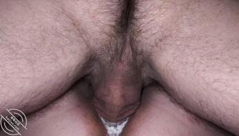 老婆被240斤有包皮垢邋遢大哥无套操，高潮依旧主动要求大哥全部射进骚逼1