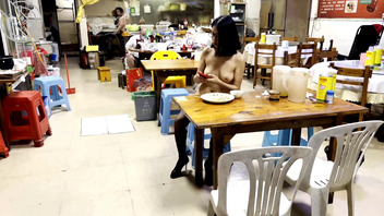 【露出专题】餐厅全裸露出吃饭，餐厅老板惊呆了，本期露脸0
