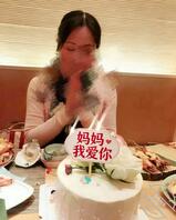 生日那天吻了妈妈的脸2