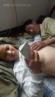 绿帽老公拍摄老婆董丽被老公公玩乳房玩3P