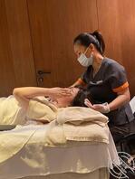 妖娆原创：陪着丈母娘出来按摩按摩，放松一下，时不时的还我漏奶子看，太坏了0