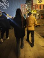 原创17.与侄女过年在客厅大战,她爸在卧室睡觉2