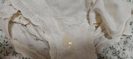 射在妈妈的原味内裤上面太爽了 有没有人要内裤的 射上去在给我2