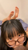 女大学生带上眼镜骚气十足脱下衣服更是极品性感的身材训练有素尽职