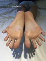 足交大师【footjobmin】骚脚榨精合集，双女足交双倍享受。两双脚同时工作，轮番扇打、夹击、疯狂摩擦龟头，男主全程硬顶着没倒1