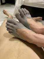 足交大师【footjobmin】骚脚榨精合集，双女足交双倍享受。两双脚同时工作，轮番扇打、夹击、疯狂摩擦龟头，男主全程硬顶着没倒2