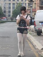 露脸街拍骚逼小萝莉2