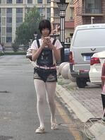 露脸街拍骚逼小萝莉