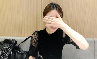 绿帽奴的我为了生活贡献妻子和女儿给人操