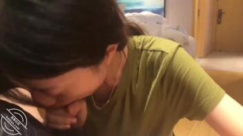 异地女友刚到宾馆就迫不及耐吃鸡吧怎么回事？2