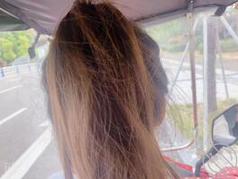 终究还是欲望把持了理智,坐在嫂嫂后面的我用小弟弟顶进了她的屁股沟。1