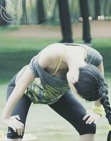 霍思燕这件衣服也太宽松了吧，练个瑜伽都快要走光了，是故意的吧0